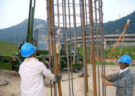 用什么方法进行声测管的现场检测？